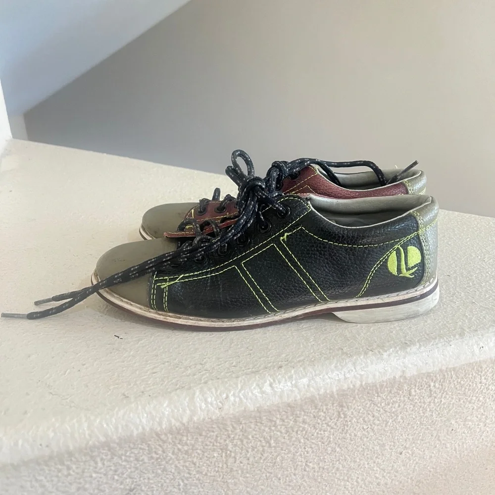 LINDS CRS Bowling Shoes,  Lace Up Red & Black Leather Unisex Size 8 / 39.5